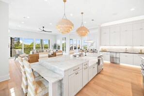 Kühlschrank, Mikrowelle, Ofen, Geschirrspüler