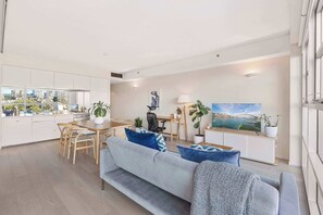 TV, offices - Sun Drenched Apartment in Darlinghurst (Darlinghurst)