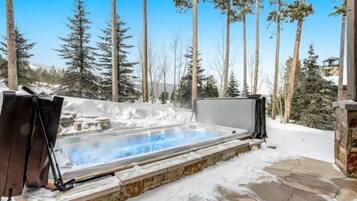 House (Luxurious 6-bedroom ski-in/ski-out ho) | Exterior