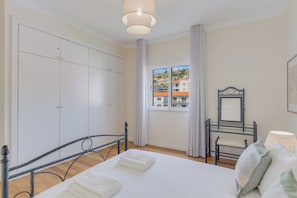 2 quartos, ferros/tábuas de passar roupa, Wi-Fi, roupa de cama