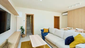 Apartament (1 Bedroom) | Sala d'estar | Televisor de pantalla plana de 100 cm amb canals per cable