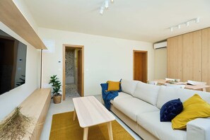 Apartment (1 Bedroom) | Wohnzimmer | 100-cm-Flachbildfernseher mit Kabelempfang