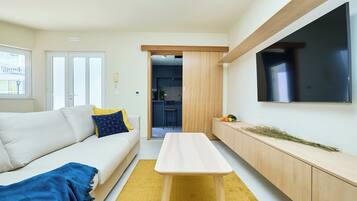 Appartement (1 Bedroom) | Salle de séjour | Télévision à écran plat de 100 cm avec chaînes par câble