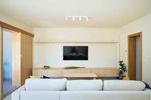 Apartment (1 Bedroom) | Wohnzimmer | 100-cm-Flachbildfernseher mit Kabelempfang