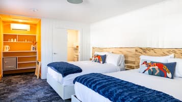 Eenvoudige tweepersoonskamer, 2 queensize bedden | Individueel gedecoreerd, individueel gemeubileerd