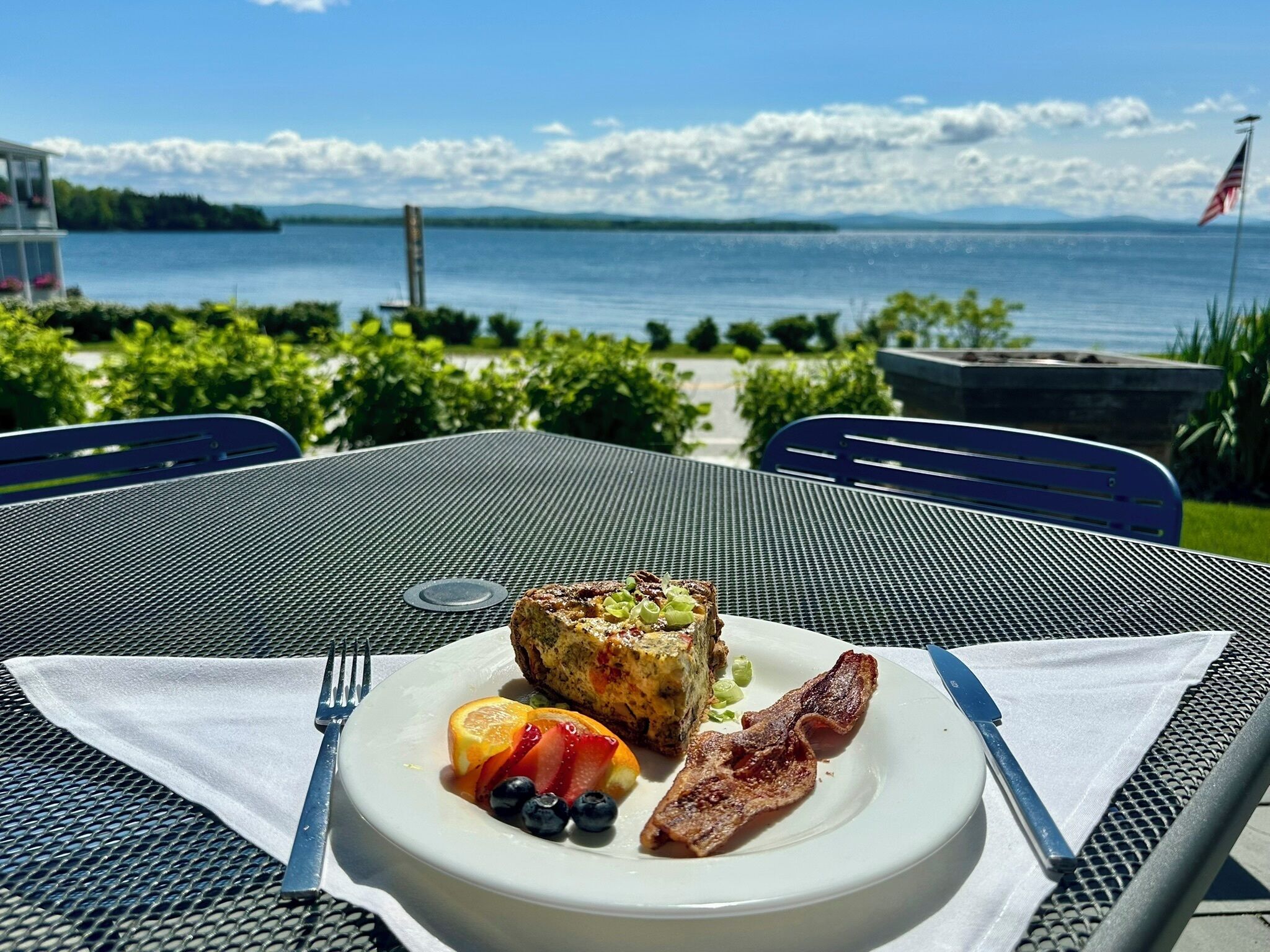 2 restaurants, dinner served