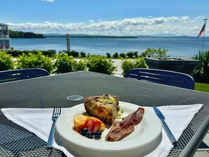 2 restaurants, dinner served - The North Hero House Inn & Restaurant (North Hero)