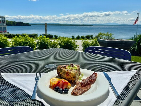 2 restaurants, dinner served - The North Hero House Inn & Restaurant (North Hero)