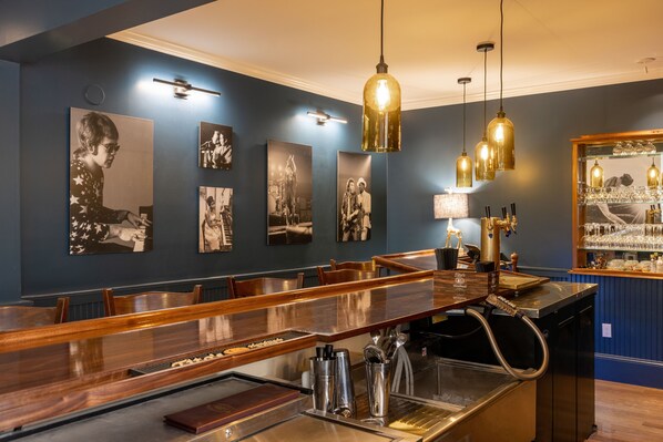2 bars/lounges