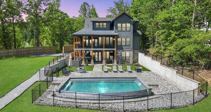 Vista Pointe Estate, Luxury Lakefront Compound w/ Heated Salt Pool, Hot Tub, Dock!