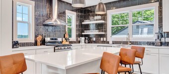 Vista Pointe Estate, Luxury Lakefront Compound w/ Heated Salt Pool, Hot Tub, Dock!