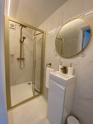 Shower, hair dryer, towels, shampoo