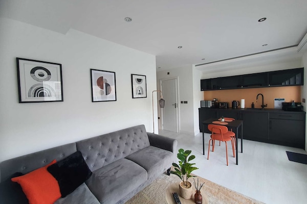 Modern décor black and rose gold kitchen diner