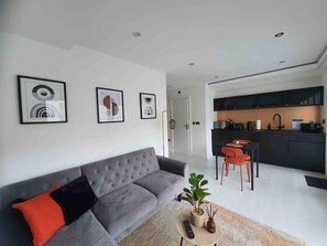 Smart TV, offices - Contractor & Long-Stay| King Bed | Parking | Sauna (Grays)