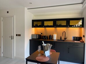 Fridge, electric kettle, toaster, cookware/dishes/utensils - Contractor & Long-Stay| King Bed | Parking | Sauna (Grays)