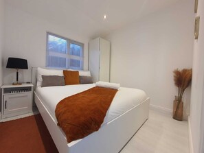 1 slaapkamer, een strijkplank/strijkijzer, wifi, beddengoed