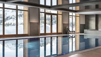 Piscine couverte, accÚs possible de 10 h 00 à 20 h 00, chaises longues