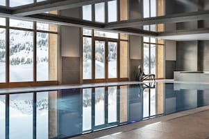 Piscina interna, funciona das 10h às 20h, espreguiçadeiras