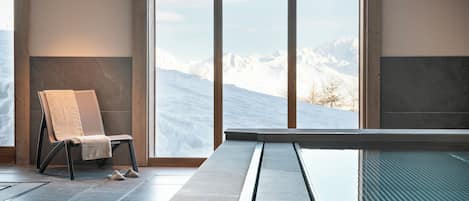 Inomhuspool med öppettider 10.00 till 20.00, och solstolar