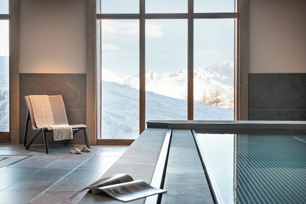 Innenpool, geöffnet von 10:00 Uhr bis 20:00 Uhr, Liegestühle