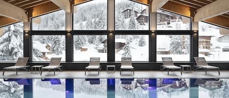 Een binnenzwembad, open van 10.00 uur tot 20.00 uur, en ligstoelen