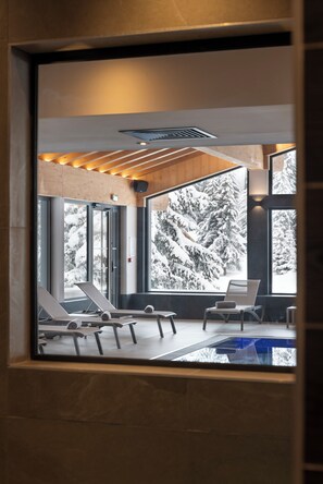 Piscine couverte, accès possible de 10 h 00 à 20 h 00, chaises longues 