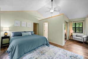 Signature-Ferienhütte, 4 Schlafzimmer, Whirlpool, Bergblick | 4 Schlafzimmer, individuell dekoriert, individuell eingerichtet