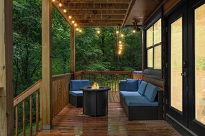 Signature-Ferienhütte, 4 Schlafzimmer, Whirlpool, Bergblick | Terrasse/Patio