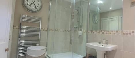 Dusch, hårtork, handdukar och tvål