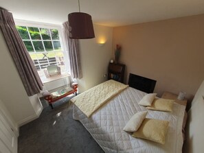 3 bedrooms, iron/ironing board, travel crib, free WiFi