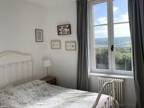 4 dormitorios, escritorio, tabla de planchar con plancha y cuna de viaje