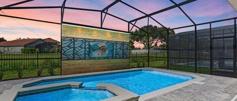 Una piscina al aire libre