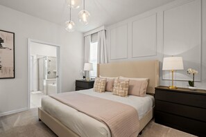 7 Schlafzimmer, Schreibtisch, Bügeleisen/Bügelbrett, Reisekinderbett