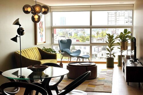 Great location, pool, rooftop, gym, 24/7 security