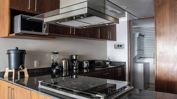 Réfrigérateur, micro-ondes, four, plaque de cuisson