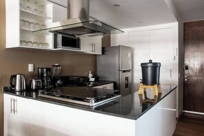 Refrigerador, microondas, horno y parrilla de estufa 