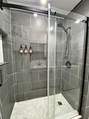 Secadora de cabello, toallas, jabón, papel de baño