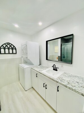 Haartrockner, Handtücher, Seife, Toilettenpapier