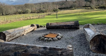 Waterfront Farmhouse with Hot Tub on the Caledonian Canal by Loch Ness - Dunaincroy Farmhouse