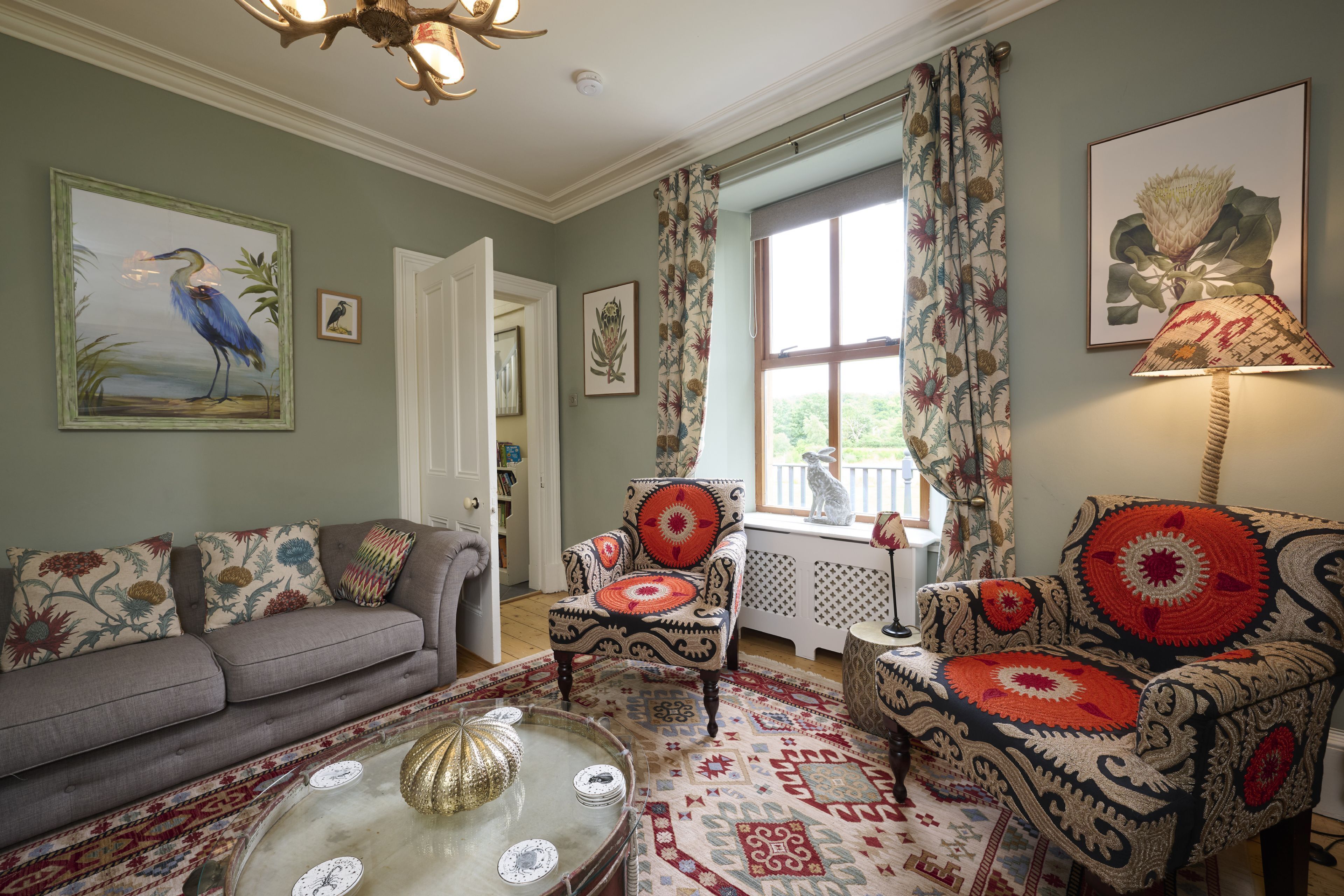 智能电视、壁炉、乒乓球、书