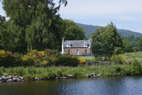 Waterfront Farmhouse with Hot Tub on the Caledonian Canal by Loch Ness - Dunaincroy Farmhouse