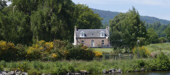 Waterfront Farmhouse with Hot Tub on the Caledonian Canal by Loch Ness - Dunaincroy Farmhouse