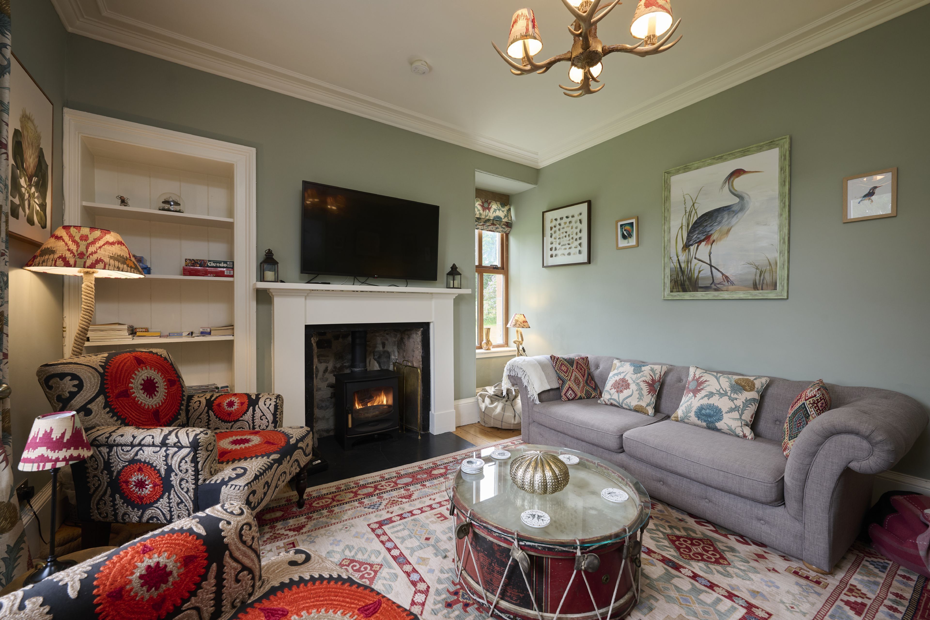 Smart-TV, peis, bordtennis og bøker