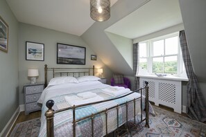 4 bedrooms, Egyptian cotton sheets, hypo-allergenic bedding - Waterfront Farmhouse with Hot Tub on the Caledonian Canal by Loch Ness - Dunaincroy Farmhouse (Inverness)