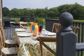 Outdoor dining - Waterfront Farmhouse with Hot Tub on the Caledonian Canal by Loch Ness - Dunaincroy Farmhouse (Inverness)