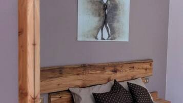 3 sovrum, vÀrdeförvaringsskÄp pÄ rummet och skrivbord