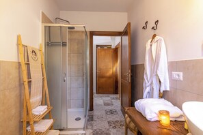 تجهيزات دش، مجففات شعر، مراحيض شطف، مناشف