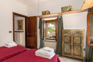 3 camere, una cassaforte in camera, una scrivania, ferro/asse da stiro