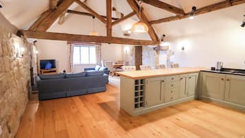 Jääkaappi, astianpesukone, vedenkeitin, leivänpaahdin