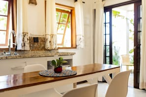 Standard Studio | Private kitchen | Mini-fridge, microwave, stovetop, highchair - Ilhabela Studios (Ilhabela)